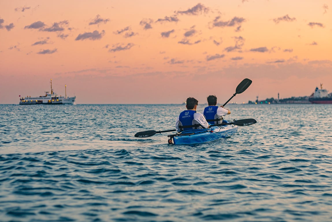 A double canoe setting out from the fishing harbour at Salacak